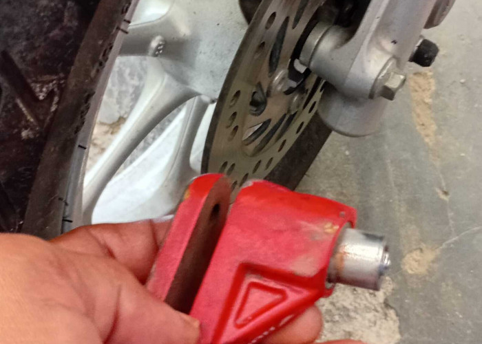 Jangan Sepelekan! Begini Cara Parkir Motor yang Aman dari Maling