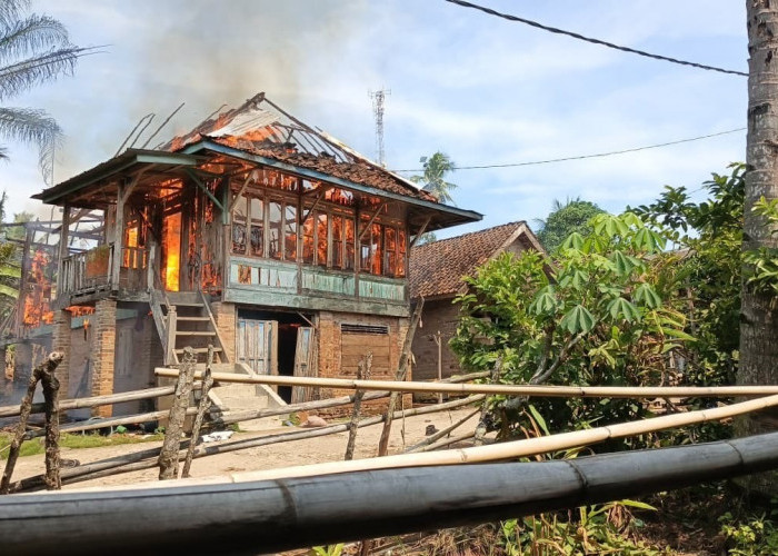 Rumah Panggung Semi Permanen di Desa Karang Endah OKU Ludes Terbakar