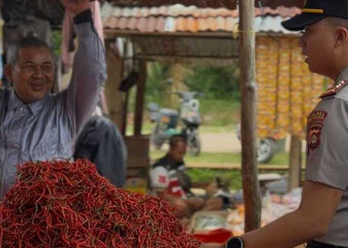 Patroli Dialogis Polsek Babat Supat di Pasar Tanjung Kerang, Harga Bahan Pokok Terpantau Stabil