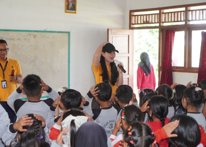 Peduli Pendidikan, CEO Thamrin Group Serahkan Bantuan Kepada Pelajar di SD Negeri 3 Muara Belida