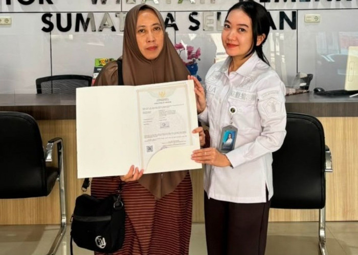 Tingkatkan Daya Saing UMKM, Kanwil Kemenkum Sumsel Serahkan Sertifikat Merek ETAWA PROKIDS
