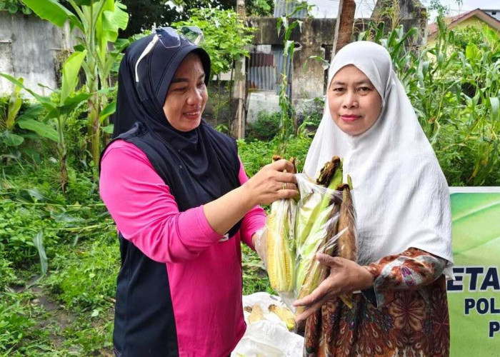 Ada Gerangan Apa, Polsek Tanjung Raja Bagi-Bagi Jagung Ke Warga