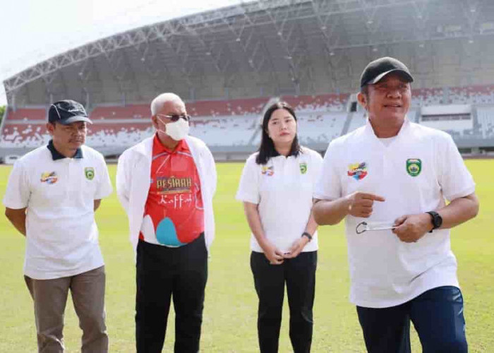 Gubernur Deru Tinjau Kesiapan Lapangan Stadion Gelora Sriwijaya untuk Piala Dunia U20