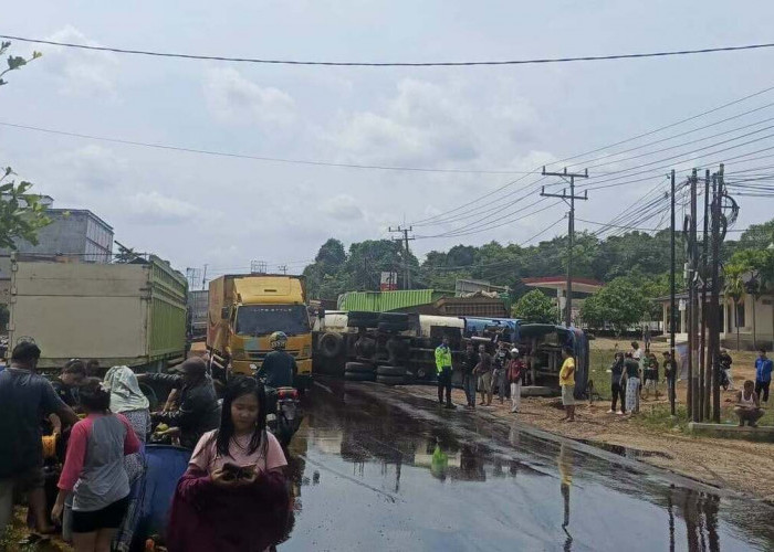 Kecelakaan Beruntun Libatkan 4 Truk di Jalintim Betung, Muatan CPO Tumpah ke Jalan