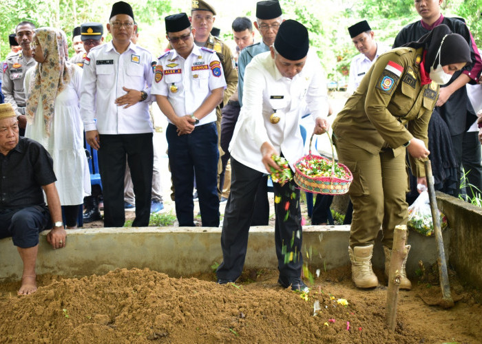 Kasat Pol PP Berpulang, Bupati OKI Lepas hingga ke Peristirahatan Terakhir