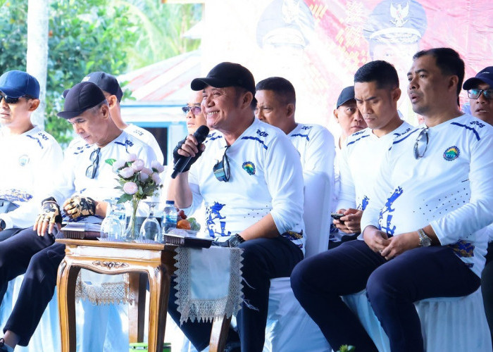 Komitmen Bangun Desa, Herman Deru Serahkan Bantuan Desa dan Sarana Pertanian di OKU Selatan