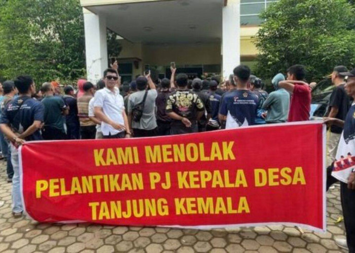  Ratusan Warga Tanjung Kemala Protes Al hasil Pelantikan Pj Kades Dibatalkan