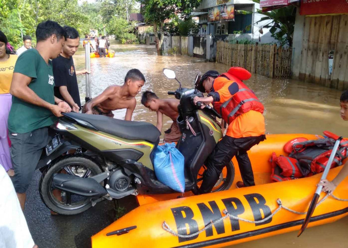 BPBD OKU Bantu Warga Beraktivitas di Tengah Banjir