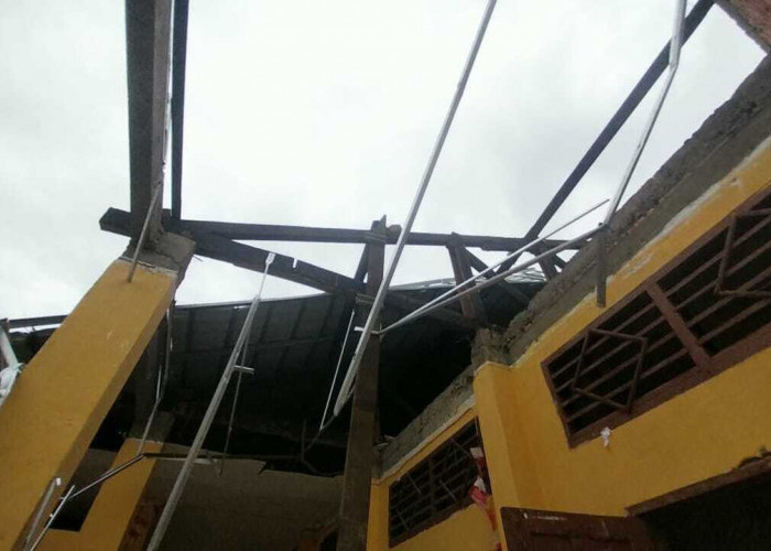 Atap SMP Negeri 39 Gandus Ambruk Diterjang Puting Beliung