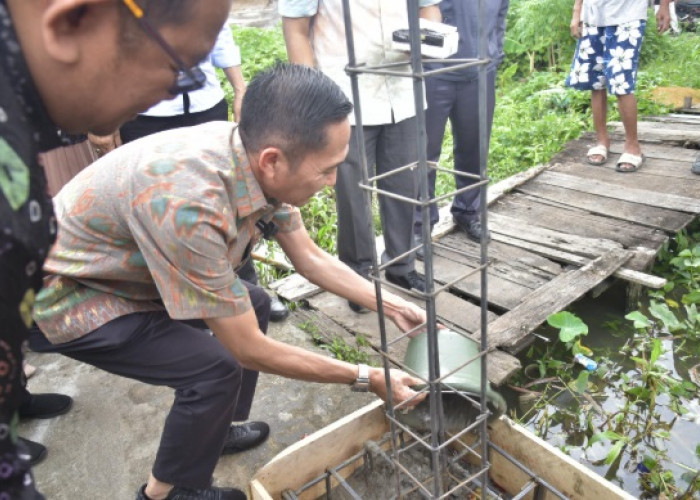 Tak Menunggu Anggaran, Ratu Dewa Bangun Rumah Warga Pakai Dana Sendiri