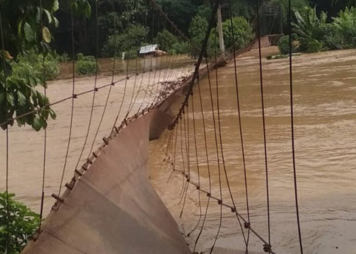 Dua Tahun Putus, Perbaikan Jembatan Gantung di Desa Banuayu OKU Belum Dilakukan