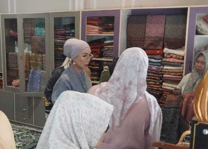 Bhayangkari Kapolda Sumsel Kunjungi Sentra UMKM Elita Songket di Ogan Ilir, Dukung Pelestarian Budaya dan Ekon