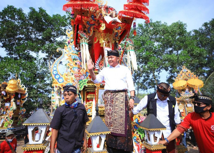 Hadiri Ngaben Massal di OKI, Herman Deru Serukan Pelestarian Budaya Sebagai Perekat Bangsa
