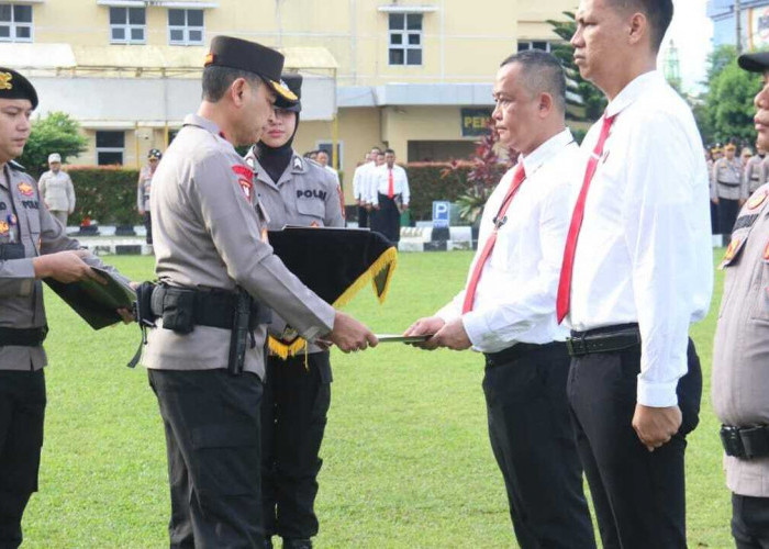 Kasat Reskrim Polres OKU dan Anggota Terima Penghargaan dari Kapolda Sumsel