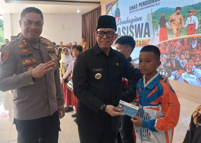 Bupati OKU Serahkan Beasiswa Kepada 253 Siswa Berprestasi