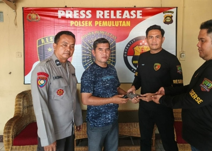 Warga Pemulutan Ilir Serahkan Senpi Rakitan dan Tujuh Amunisi