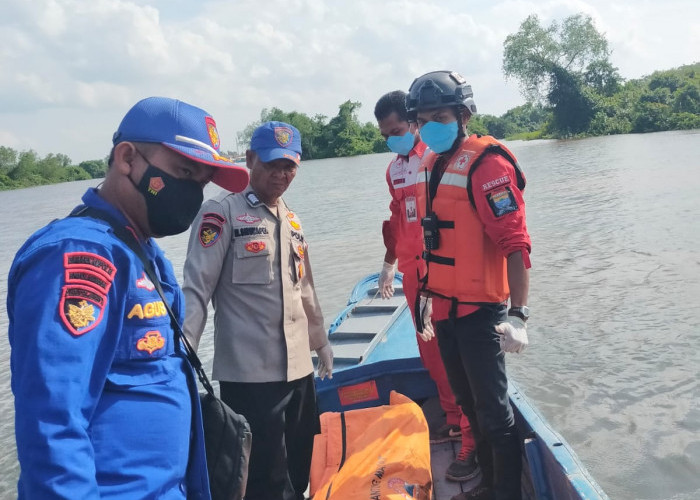 Mayat Laki-laki Tanpa Identitas Ditemukan Mengambang di Perairan Sungai Sedapat