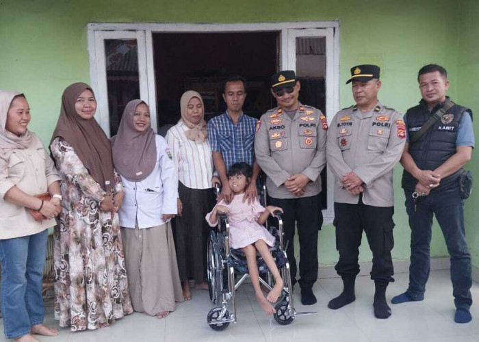 Haru! Momen Inez Bocah Disabilitas di Limbang Jaya Yang Dapat Bantuan Korsi Roda