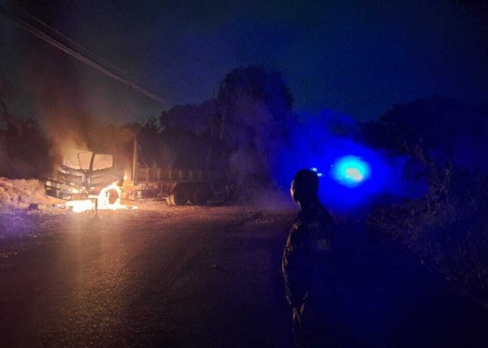 Kabur Usai Serempet Brio, Truk Batubata Dibakar Massa