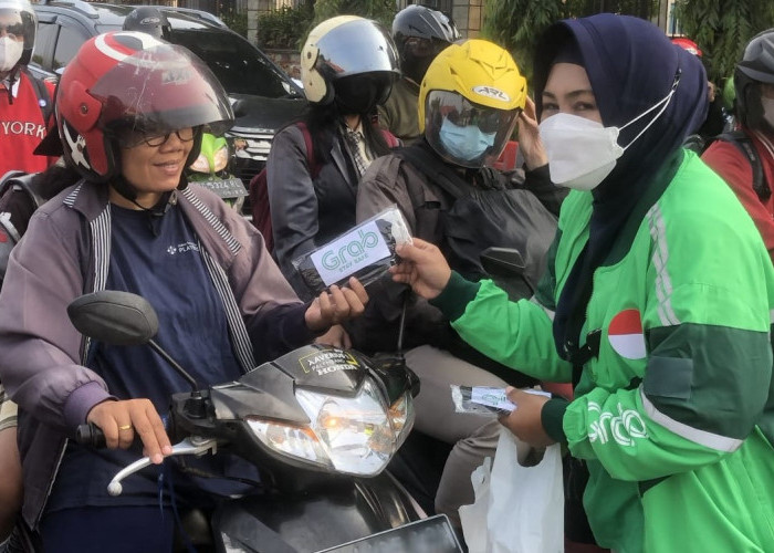 Mitra Pengemudi Grab Bagikan Ribuan Masker di Tebalnya Kabut Asap Menyelimuti Palembang