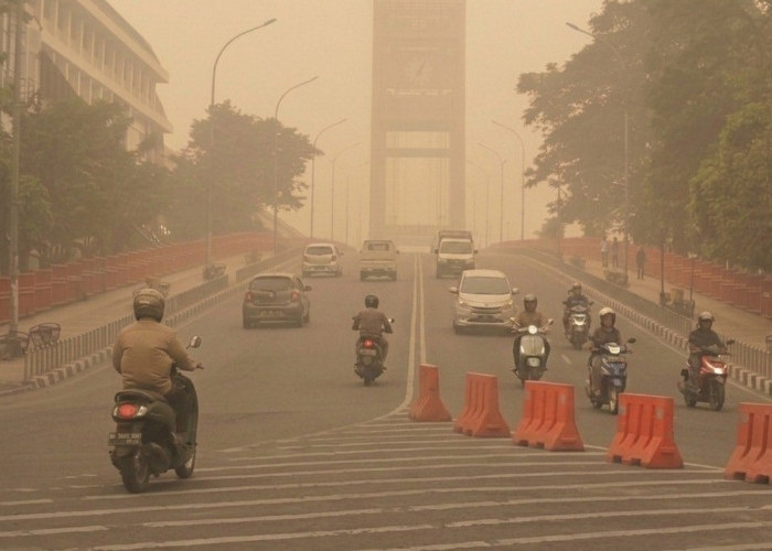 Kabut Asap Kurangi Jarak Pandang, Astra Motor Ingatkan Pengendara Utamakan Keselamatan