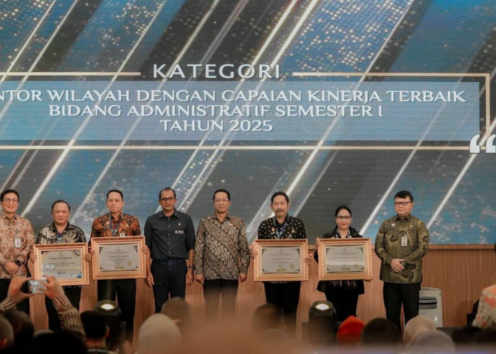 Rakor Pengendalian Kinerja Semester I Resmi Ditutup: Kanwil Kemenkum Sumsel Terima Penghargaan dari Menteri Hu
