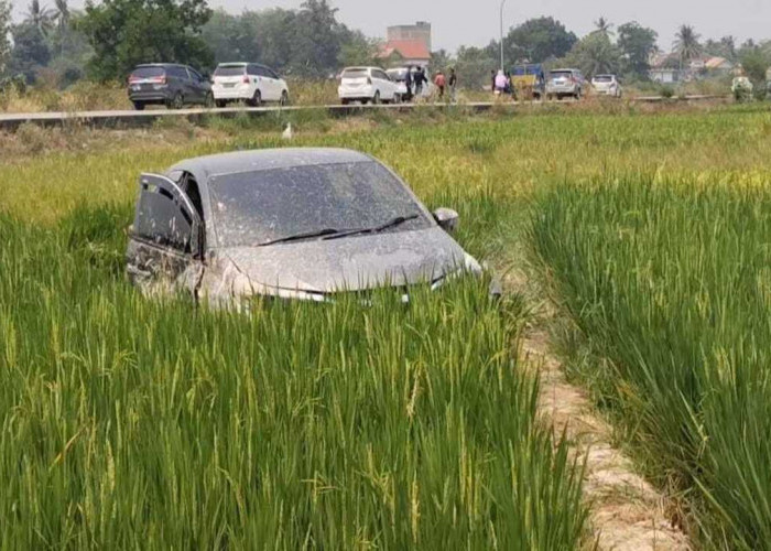 ‎Dikejar Polisi, Mobil Pengedar Narkoba 'Nyungsep' Ke Sawah Warga