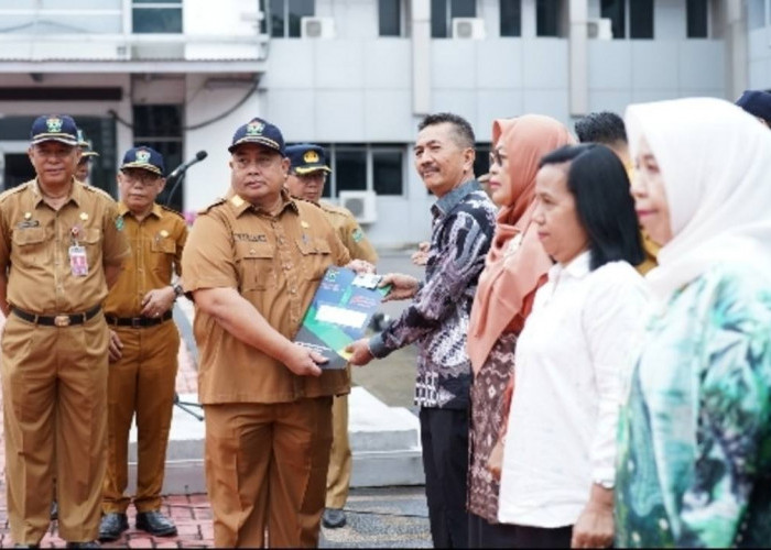 Apel Perdana Awal Tahun, Sekda Serahkan SK Pensiun Pegawai