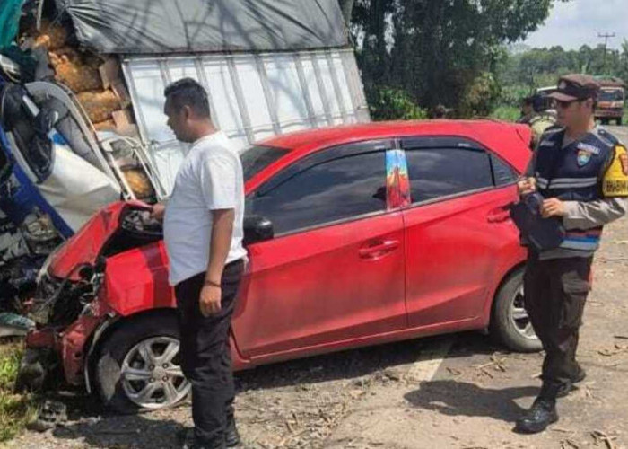 Brio dan Truk Adu Kambing di Jalinsum OKU