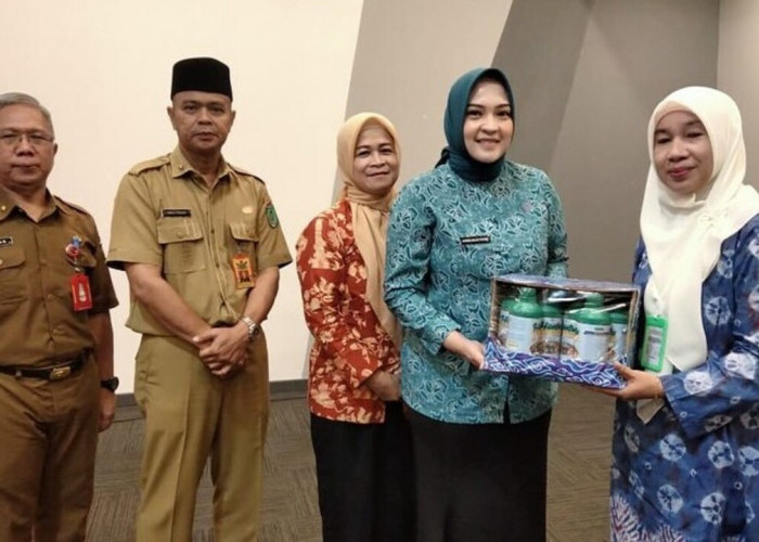 Pemkot Prabumulih Salurkan Pupuk Organik Cair Gratis untuk 60 Kelompok Tani dan KWT 