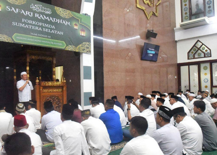 Gubernur Herman Deru dan Wagub Cik Ujang  Sholat Isya dan Tarawih Berjemaah di Masjid As-Sa'adah Mapolda Sumse