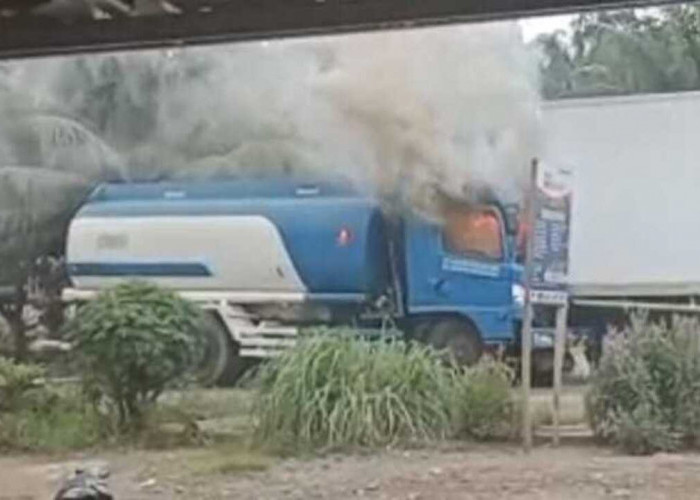 Mobil Tangki Diduga Bermuatan Minyak Tabrakan dengan Truk Fuso di Bayung Lencir, Terbakar Hebat
