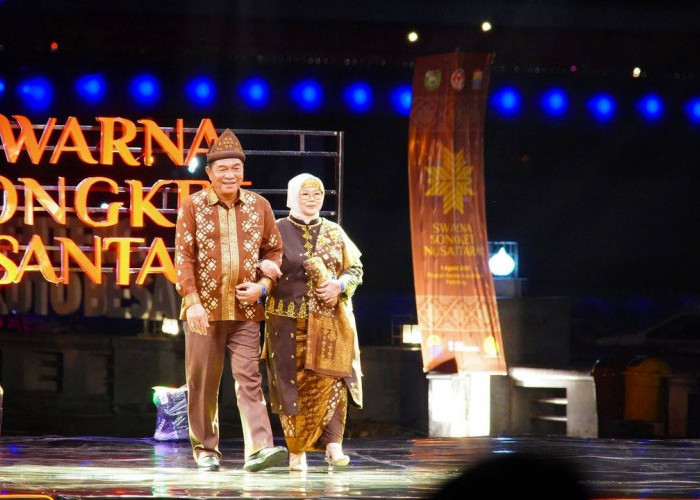 Tampil di Catwalk, Bupati HM Toha Bareng Ketua TP PKK Patimah Pakai Songket Motif Gambo Muba