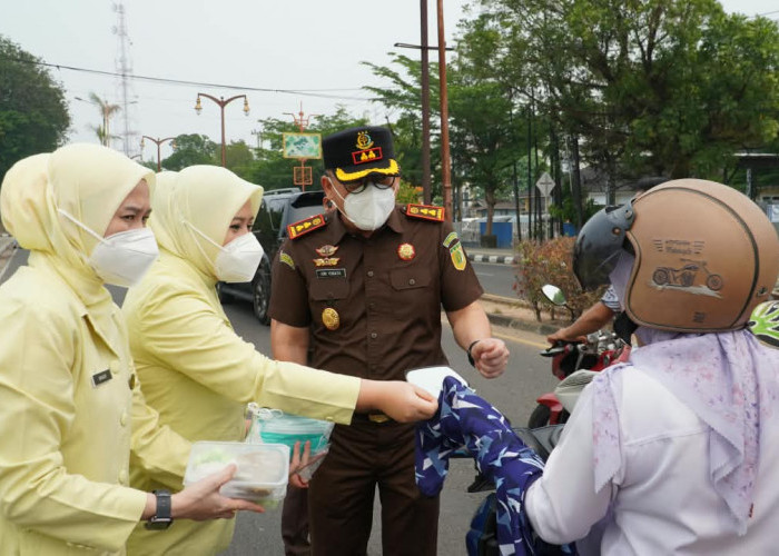 Kejari Muba Bersama IAD Turun Langsung, Bagikan Masker dan Bubur Gratis kepada Masyarakat