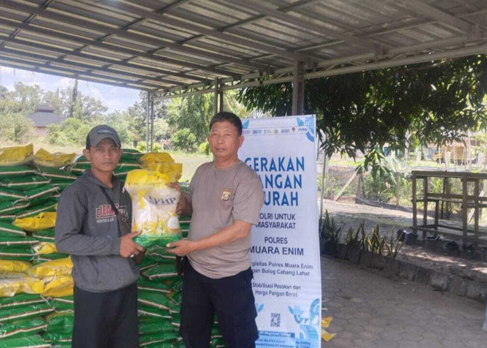 Salurkan 8 Ton Beras Murah untuk Warga Gelumbang