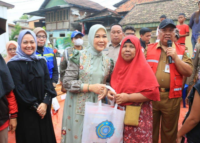 Feby Herman Deru Peluk dan Semangati Korban Kebakaran 8 Ulu: Tetap Sabar, Tabah, dan Kuat