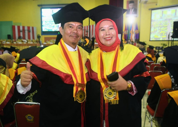 Pimpinan SEG bersama Sang Istri Resmi Diwisuda Atas Gelar Doktor yang Diraih, Menhub RI Beri Apresiasi!