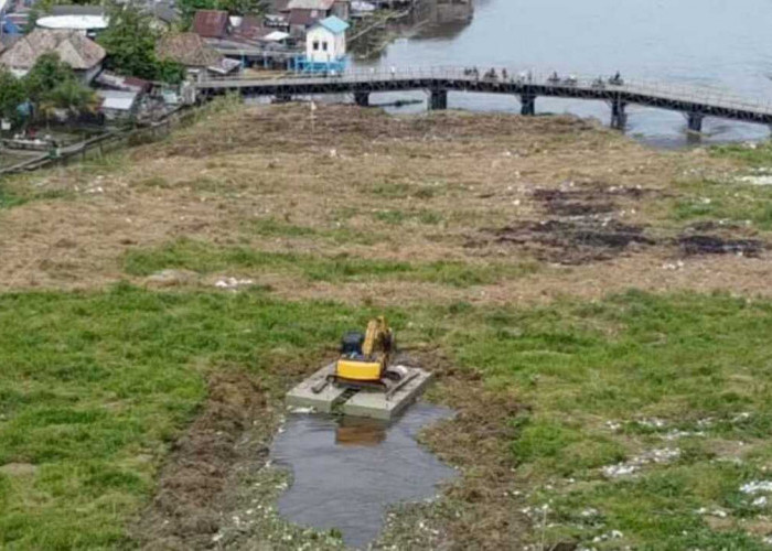 PUPR OKI Turunkan Alat Berat, Bersihkan Gulma di Jembatan Belanti