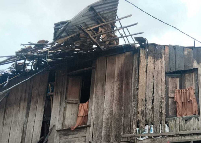 Diterjang Angin Kencang, Rumah Warga Pedamaran VI OKI Rusak Berat