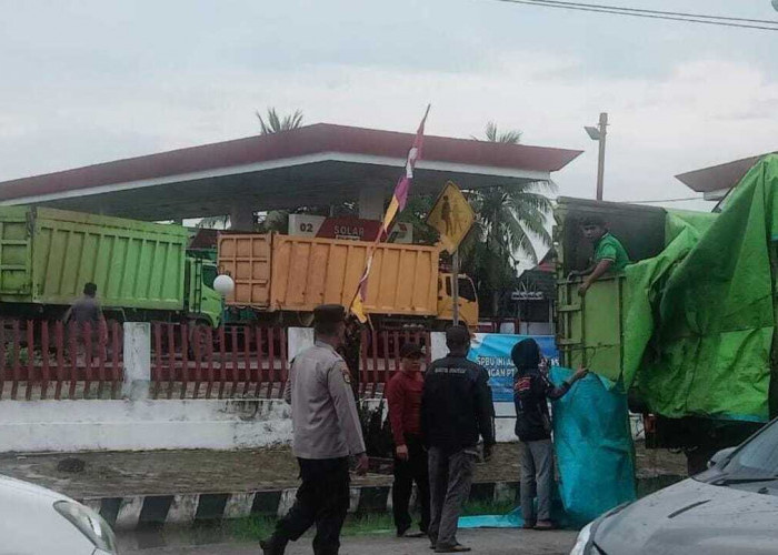 Antrian BBM Jenis Solar Membludak Hingga Ke Badan Jalan, Polisi Lakukan Ini