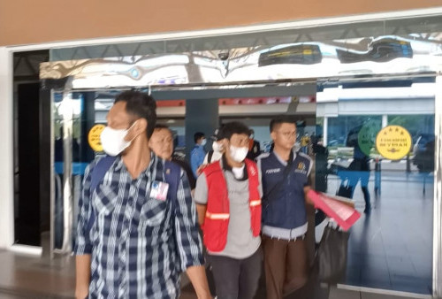 Tersangka Aceng digiring petugas Kejari Lubuklinggau di Bandara SMB 2 Palembang, Kamis (23/06)