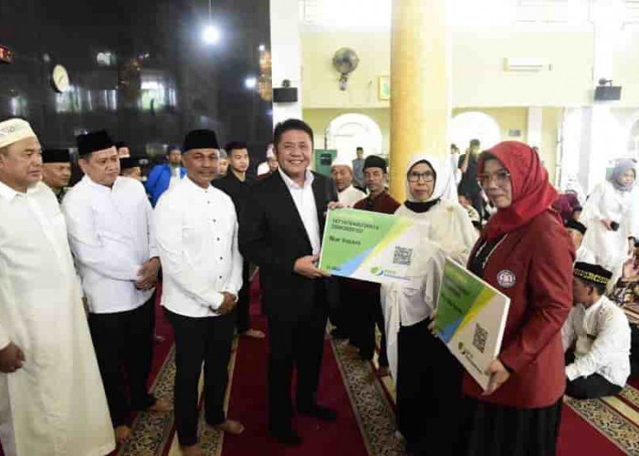 Herman Deru Bagikan 1.200 Kartu BPJS Ketenagakerjaan untuk Ustadz/Ustadzah se-Kota Palembang