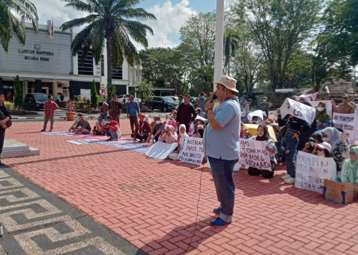 Ratusan Warga Tuntut Pecat Oknum Kades Tanjung Terang