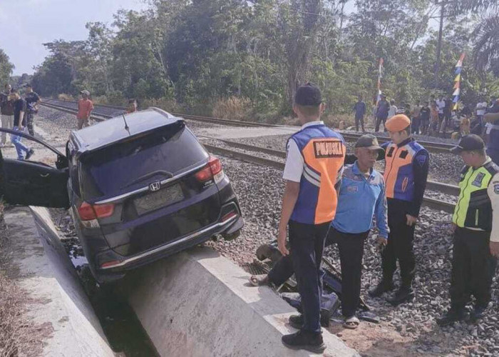 Ditabtak KA Babaranjang, Mobilio Ringsek 4 Penumpang Selamat