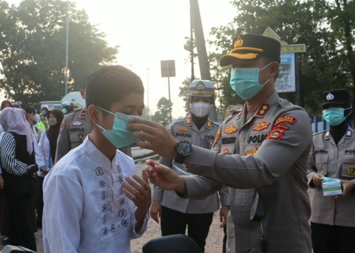 Polres Prabumulih Bagikan 1.100 Masker kepada Pelajar, Antisipasi Dampak Kabut Asap Karhutla