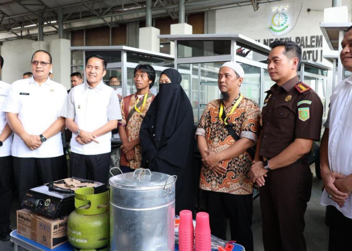 Wako Ratu Dewa dan Kejari Palembang Serahkan Gerobak Bakso untuk Eks Napiter