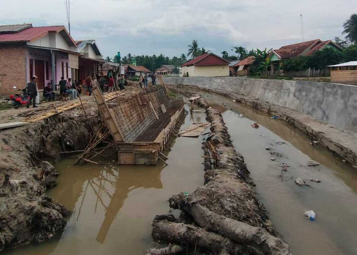 Proyek Normalisasi dan Pembangunan Talud Sungai Kelekar Tuai Pro Kontra