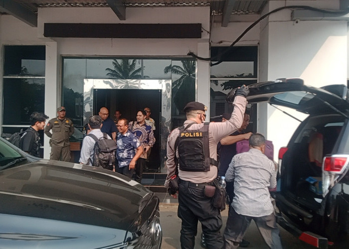 KPK Geledah ULP dan Dinas PUPR Muara Enim, Penyidik Bawa Tiga Koper dan Tas