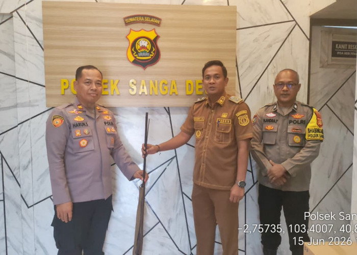 Dukung Kamtibmas, Kades Terusan Serahkan Senpi Rakitan ke Polsek Sanga Desa