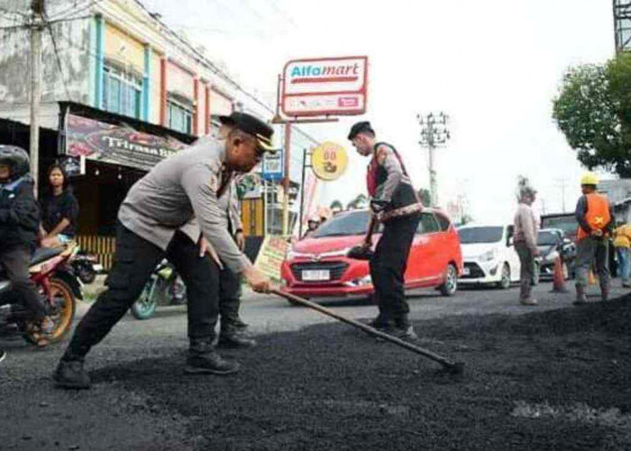 Dukung Gerakan Indonesia ASRI, Polres OKI Perbaiki Jalan dan Tata Lingkungan